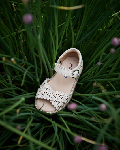 Sandals Crossover Scallop Flower Cream 